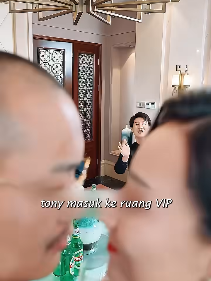 ibu tony sebenarnya adalah orang terkaya yang menyembunyikan identitasnya . . . . . . . . . . . #alurfilm #ceritapendek #shortmovie #rangkumanfilm #alurcerita #alurceritafilm #filmindonesia #monster #drama #seru #fyp #filmcina #dramatiktok #cina #dramachina #film #filmseru #kaya #baik #CEO