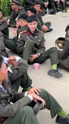 Chời ơi cái biểu cảm ngại ngùng, rồi che mặt của đồng chí Vi Hoàng Thế duyệt khi biết mình bị quay lén cưng qá, chắc nhìu người mê he, giờ giải lao của các đồng chí khối An ninh Nhân Dân 🇻🇳❤️🥰 #xuhuong #A80 #anninh #anninhnhandan #2thang9 