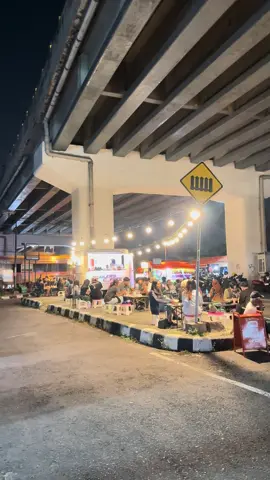 Suasana malam hari di bawah jembatan janti (Utara Rel Pas)   📍Tunggak Jati Trailers Coffee  #nightvibes #jogja #yogyakarta #streetcoffeejogja #kopijogja #jogja24jam 