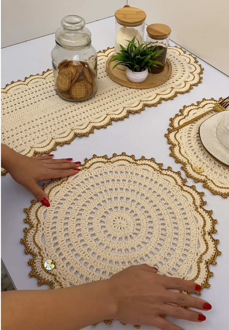 Encanto de peça🧡✨ Americano Lovely, na cor natural, com detalhes em dourado, deixando a peça delicada ✨ Americano Lovely Medida:40cm aproximadamente Valor:R$60,00 unidade Cor da peça do vídeo: Natural - Para mais informações através do nosso WhatsApp, o link do contato da loja está na bio, será um prazer atender você! #jogoamericanodecroche #sousplatdecroche #semprecirculo #meseirasdobrasil #mesalinda #mesaposta #meseirasapaixonadas #meseirasdosul #croche #crochet #sousplatcroche #meseirasapaixondas #simplepleasures #jogoamericanodecroche #mesapostainspira #anfitriã #lugaramericanodecrochê #interior444 #meseirasinlove #decoracao #cozinhadecorada #mesasimples #crochedeluxo #lardocecasa #decorhome #homedecor #itensdecorativos #itensdecozinha #decoracaoartesanal #DIY 