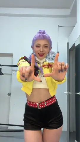 an idol cosplaying an idol covering another idol  #KPOPDemonHunters #HUNTRIX #Rumi #cosplay #TWICE @TWICE 