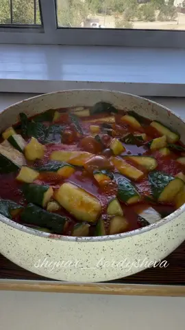 Тұздалған ҚИЯР -Құрамы: 🥒Қияр-1,5кг -Су (қайнап тұрған)-100гр -Уксус 9%-50гр -Сұйық май-80гр -Қант-70гр -Тұз-20гр 🧄Сарымсақ-5-6тісше -Кетчуп Чили-250гр 10минут қайнатамыз#captureyournaury 