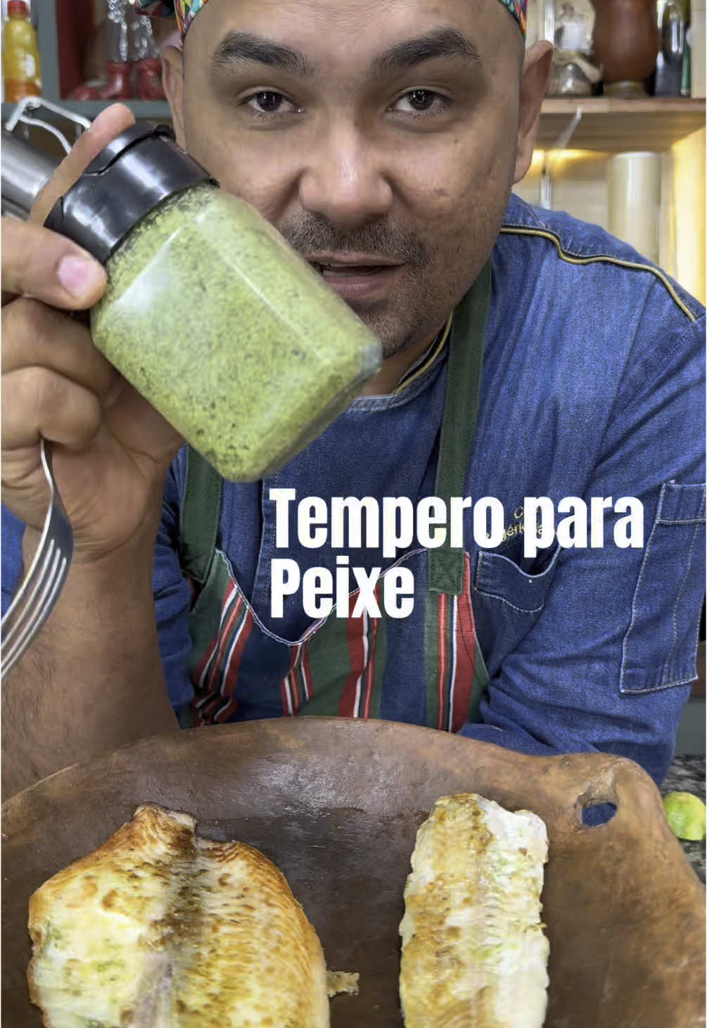 Como fazer peixe  #fish #fishing #fishtok #comida #receita #receitas #dicas Tempero para peixes grelhados  200 gr sal grosso 1 Mc tomilho (+- 100 gramas) mesma quantidade de alecrim e de mangericao se nao tiver use so o tomilho apenas as folgas de tudo 20 gr gengibre 2 dentes de alho 100 gr salcinha Cascas de um limão parte verde *Modo fazer* Só triturar tudo ou bater no liquidificador ou em uma triturador guarde em geladeira ou em freeze na geladeira com o tempo ele vai perder a cor e normal