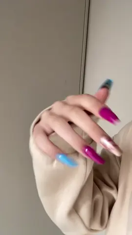 so uhm I did these myself and recorded this in a supermarkets bathroom so this video could be a lot better 💞🥰 #arcane #arcaneleagueoflegends #meandarcane #fyp #viral #foryoupagе #foryou #wlw #jinx #nails #jinxnails 