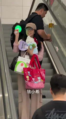 Cute🥰🥰 she has a lot of gifts from her fans🥰, she looks so happy💜 ctto. #JISOO #AMORTAGE  #EARTHQUAKE #TEARS #YOURLOVE #HUGS&KISSES #BLISSOO #지수 #김지수 #sooyaaa_ #kimjisoo #jisooblackpink #beanyjellysooyah #jisoo #blackpink #foryoupage  #fyp 