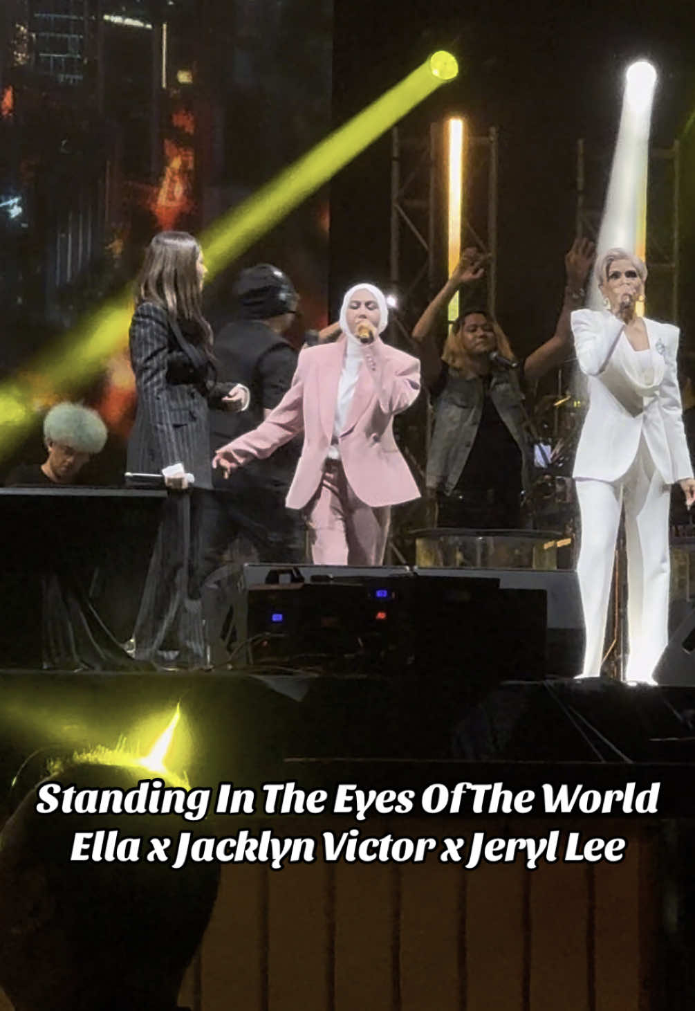 Bila tiga penyanyi bersatu dalam satu lagu yang cukup ikonik, memang goosebumps satu Stadium Merdeka! #syok #mrdiy20thanniversary #ella #jacklynvictor #jeryllee #leepeiling #konsert #konsertdiy @Jeryl 李佩玲 @Ella Aminuddin 