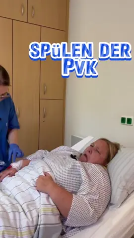 Achtung: Fehlervideo! In dem Reel spült Agnieszka die periphere Venenverweilkanüle durch. Aber macht sie das richtig? Und welche Fehler könnt ihr hier entdecken? Wie steht ihr zum Anspülen einer liegenden Venenverweilkanüle? 🤔 Wie wird es bei euch im Haus gehandhabt? 💉 #hygiene #praxisanleitungonair #periphereverweilkanüle #spülen #pvk 