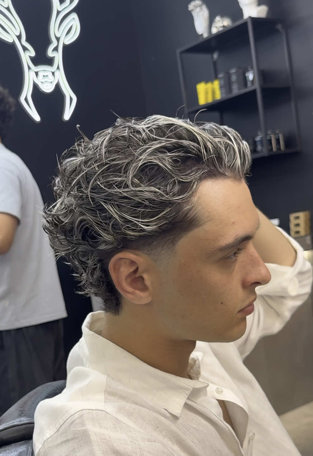 Schiaritura effetto Richard Rios⚡️   Un cambio look pensato nei minimi dettagli: sezioni precise, tecnica avanzata e il giusto tono per valorizzare ogni volto.   Guarda il processo completo e lasciati ispirare per il tuo prossimo taglio. Tagli, schiariture e stile 🔥   3 saloni a Roma. Prodotti & prenotazioni qui👇   📍Prati • Tuscolana • Trieste   📦 Shop online e servizi top → [link in bio] Color:@MATTEO BOLOGNESI 💈   taglio:@Gianluca Dester  #RichardRiosStyle #schiaritureuomo #hairglowup #barberroma #AtmanBarbers #CapelliUomo #TikTokBarber 