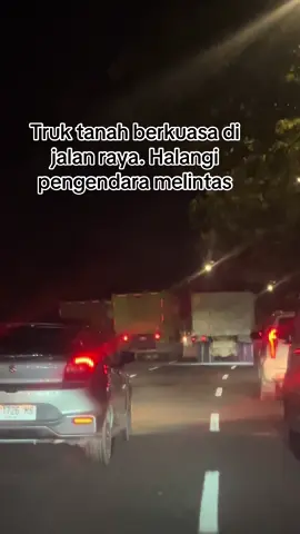 Belasan truk tanah berkeliaran malam hari di jaln raya Batam #batam #truktanah #ganggupengendara #penguasa #ugalugalan #supirnakal #batam #fyp