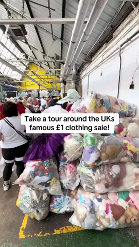 Welcome to the UKs famous £1 clothing sale which is open every Wednesday 12-3pm (cash only!) Walsall, WS54QG📍 #soundforapound #clothingwholesaler #vintageclothing #vintagewholesale #kilosale 