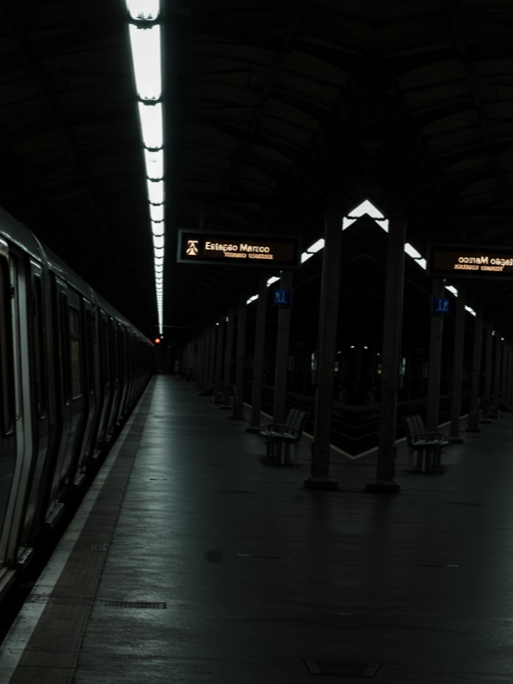Já pegou o Trensurb tarde da noite e sentiu um arrepio? 🥶 Dizem que o último trem da Estação Mercado às vezes faz um desvio... para os anos 80. Assista e me diga se você teria coragem de embarcar. #lendasurbanas #trensurb #portoalegre #poa #historiasdeterror #estaçãodançante #riograndedosul #suspense #canoas #saoleopoldo #novohamburgo #multiversodebolso #fy