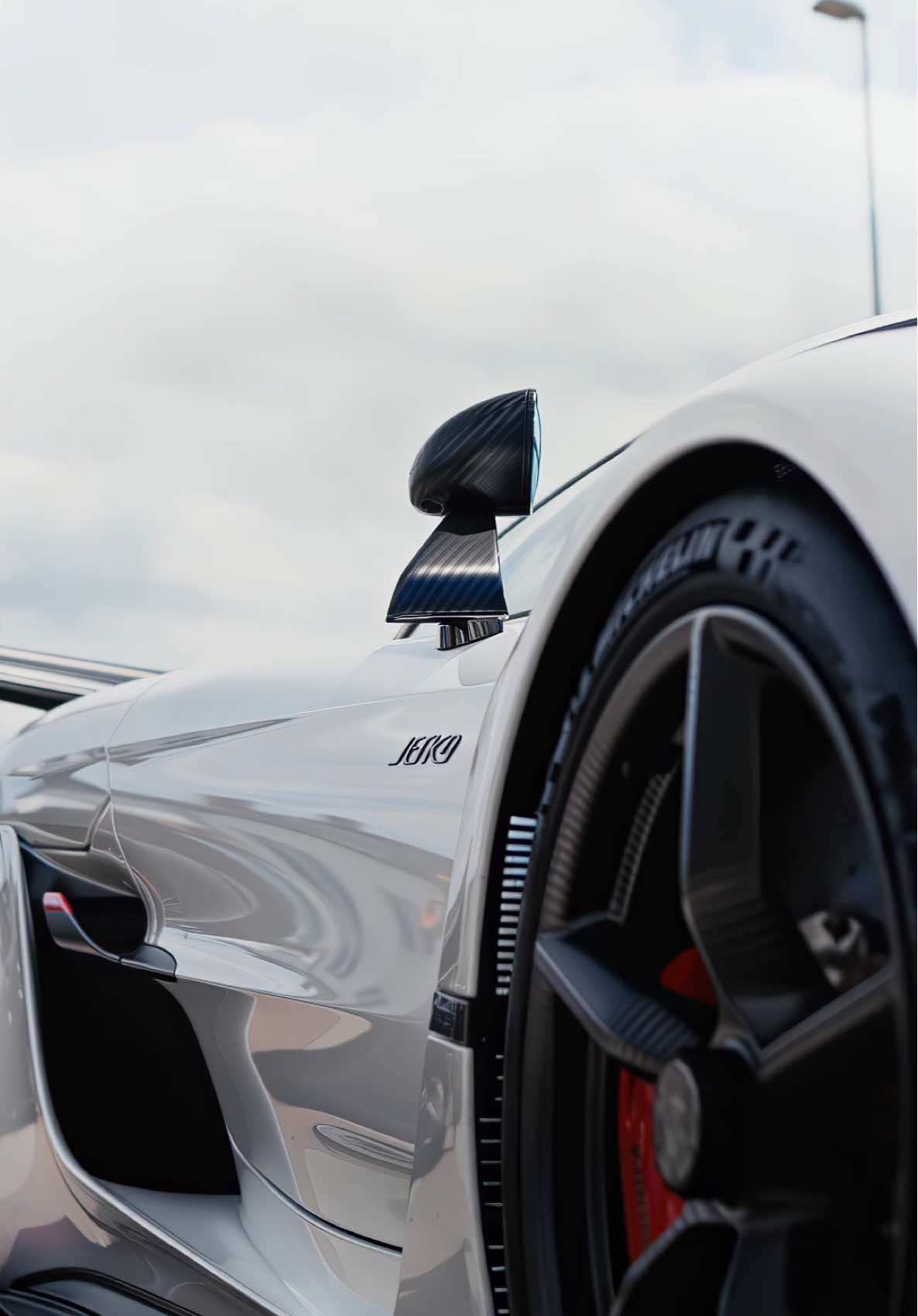 Why are there footprints on the roof?  #cartok #koenigsegg #jesko 