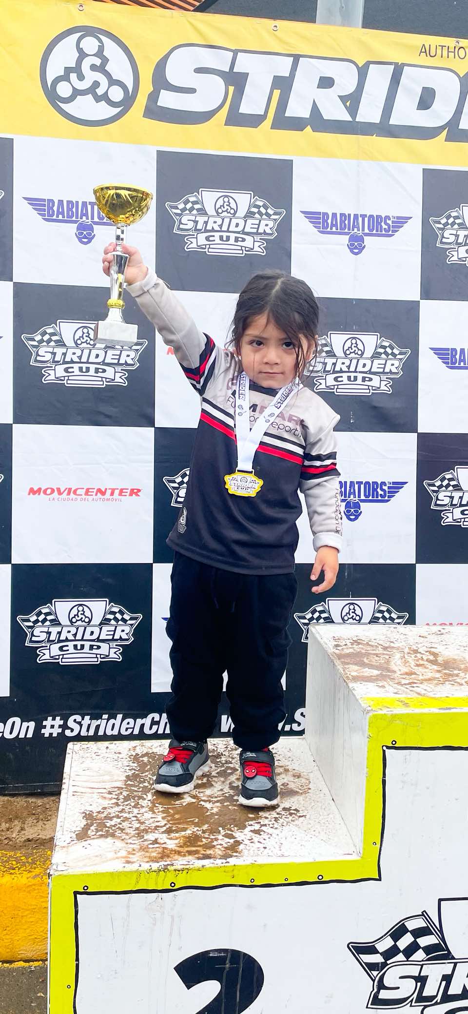Hasta que aprendió a pedalear!!! Nawel  tiene 3 años y tardó 2 en aprender a pedalear.  Montó la bicicleta sin balancín al año y medio aprox. 2 meses después de aprender a caminar.  Y desde ahí no la soltó más, es su fiel compañera! La que le ha enseñado de disciplina y constancia. Si tenías dudas de la efectividad de las Bike balance, te puedo decir que solo tiene que tomar en cuenta el tiempo que le dedica a tu hijo sobre la bici.  #bikebalance #pedales #niñosenbici #niños #maternidad #mtb 