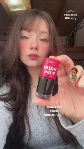 Probando la tinta coreana de @etudeofficial water tint en el tono Tomato Ade ⋆౨ৎ˚⟡˖ ࣪ 🍅 está tinta me costó muy barata como 4/5 dólares y es preciosa dura un montón, la pueden conseguir en @YesStyle les dejo mi código de descuento off: MARCE1125 #etude #watertint #liptint #koreanliptint #tomateade 