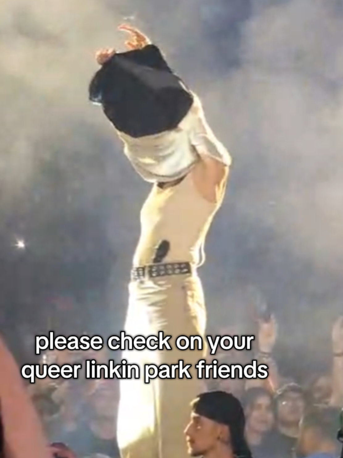 emily ripping off her shirt during faint sent all the queers in the stadium into gay panic 🫠🌈🤣 thx for the video to @conchearts  #linkinpark #concertaddict #linkinparkfamily #fyp #emilyarmstrong #wlw #wuhluhwuh #linkinparkfrankfurt 