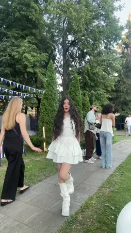 сзади Джони стоит ахах)