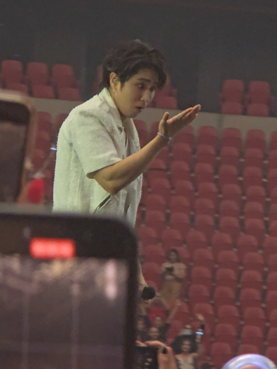 Han hit himself in the head with his flare in Amsterdam LMFAAOO #skz #straykids #straykidsdominate #han #hanjisung #straykidstour #dominate2024 #skzdominate #skztour 