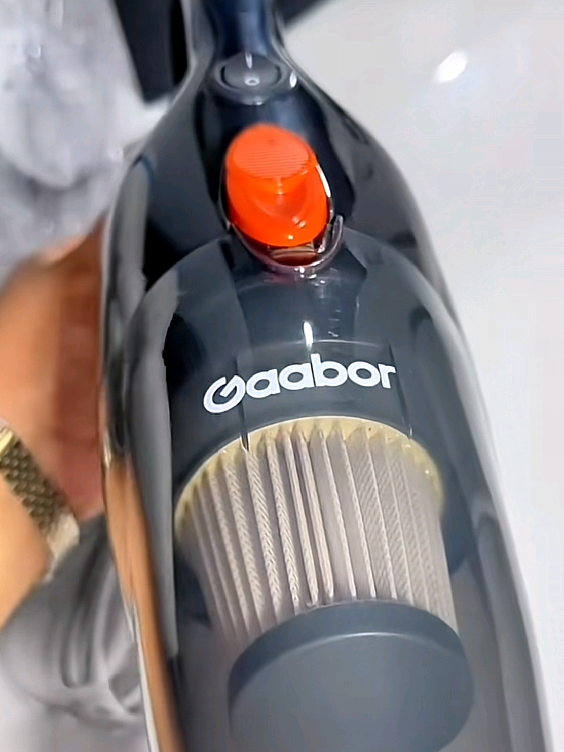 Mais praticidade na sua rotina de limpeza! 🧼✨  O Aspirador de Pó Gaabor 1.5L com 650W de potência une design compacto e alto desempenho para deixar sua casa impecável sem esforço. Com 16.000Pa de sucção, ele remove até a sujeira mais difícil, sem precisar de saco coletor 😍. O cabo de 5 metros garante mais liberdade na hora de aspirar, e os acessórios acompanham você em cada cantinho da casa 🏠.  Pode ser usado na versão vertical ou como portátil, ideal para quem busca agilidade e eficiência no dia a dia 💨🧹 #AspiradorGaabor #GaaborBrasil #CompactoEficiente #TikTokMadeMeBuyIt #Gaabor 