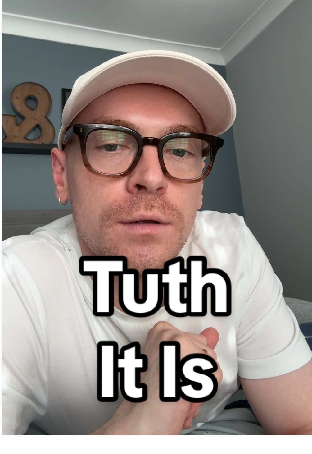 Welsh people! Do you say tuth or tooth? #welsh #welshtiktok #question #questions #questionoftheday #Wales #welshtiktoker #welshtok #cymru 