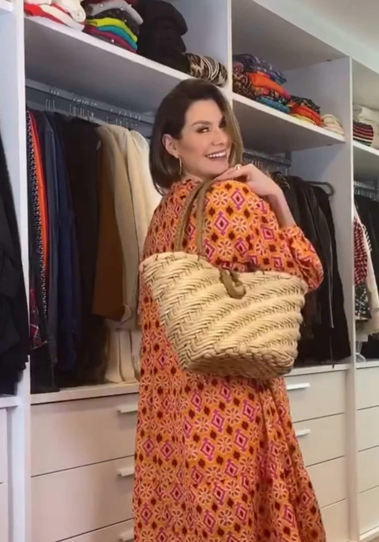 Férias, sol e uma peça que rende looks do café à noite! Versatilidade e estilo pra colocar na mala sem pensar duas vezes. 🧡