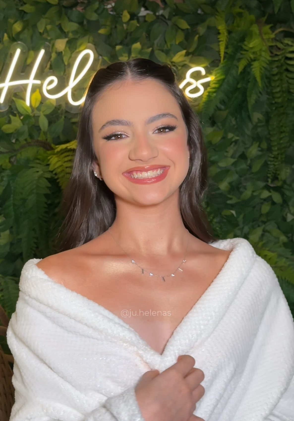 Nossa diva mirim está de volta com esse bate papo cheio de conversa e fofoca 🫣👀 @valenn  Maquiagem euzinha Penteado @Brenda Faria  Salão @Clinica Helenas 
