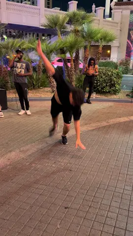 Somewhere on the Vegas strip #lasvegas #streetperformer #huluchippendalesdance 