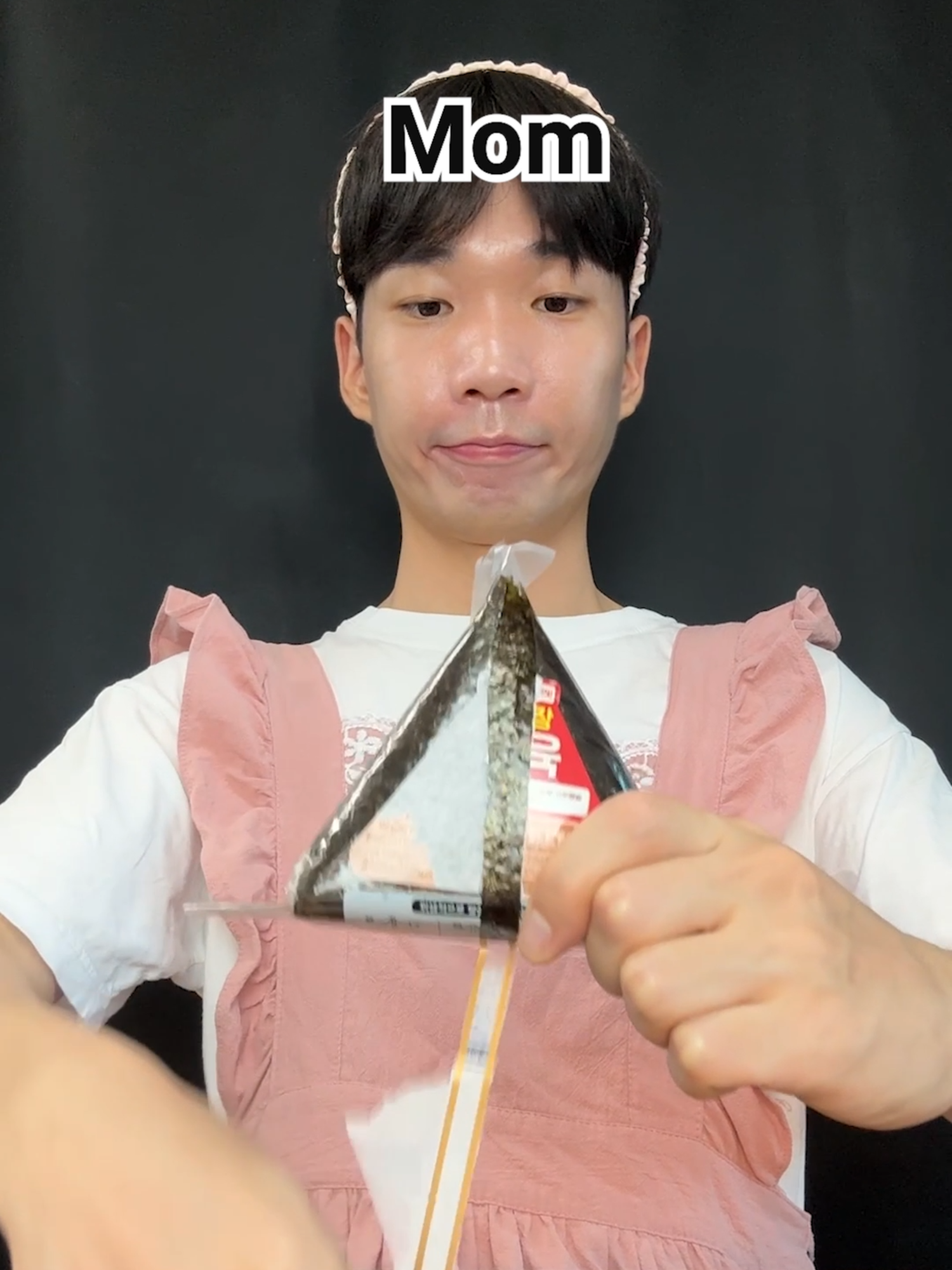 How to share gimbap onigiri #tiktokfood #funny #mukbang #asmr #korean #fyp #mom