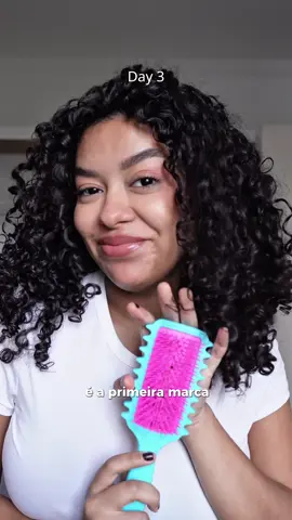 Fitagem perfeita? Com essa escova nova da @Mundo Ricca você vai conseguir a fitagem dos sonhooos queridas! 💖✨ #meuladoricca #alertaricca #issoémuitoricca #riccatem #riccalovers #souricca #coisasdericca #finalizacao #cachos #cacheadas / #publi 
