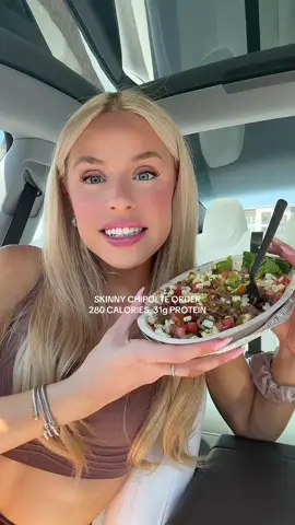 clean, filling, high-protein, and no bloat  Romaine lettuce Steak Fajita veggies Corn salsa Mild salsa Macros: 280 cal | 31g protein | 22g carbs | 4.5g fiber | 9g fat #hotgirlgang #GlowUp #chipotleorder #HealthyFastFood #creatorsearchinsights #healthyinspo #healthymeal 