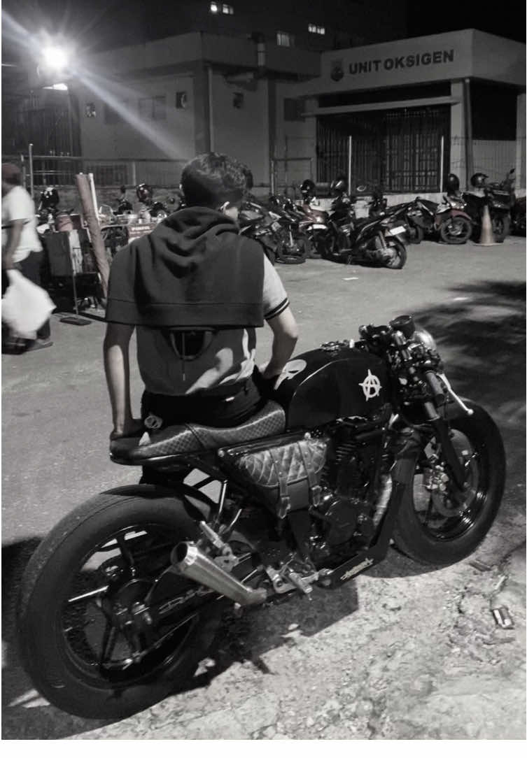 D)#caferacer #motorcustom #caferacerindonesia #xybca #xsr 