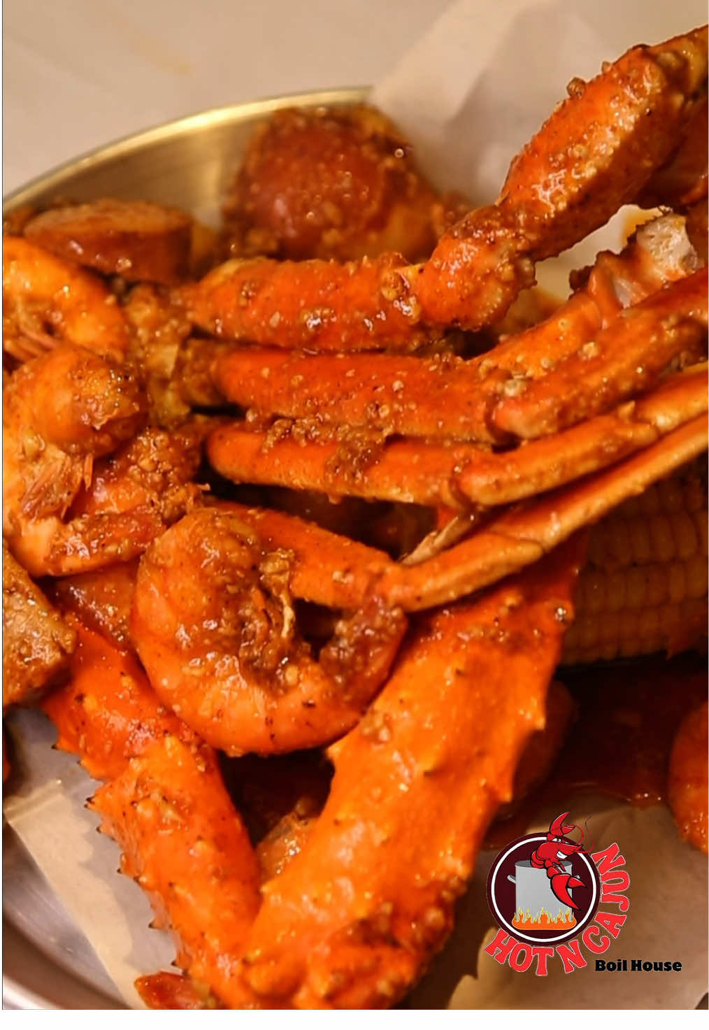 An unforgettable dining moment. The King Crabbin, always the centerpiece. ✨  📍901 Iberville St, New Orleans, LA 70112 . . . #hotncajun #hotncajunboilhouse #kingcrab #seafood #freshseafood #crab #familydinner #PickYourPlate  #seafoodlovers #cajunflavor #boiledseafood #Foodie #louisianaseafood #authenticlouisiana #louisianadining #reserveyourspot #louisianatravel #louisianatour #NOLAEats #VisitNewOrleans #SeafoodAdventures #NOLAtravel