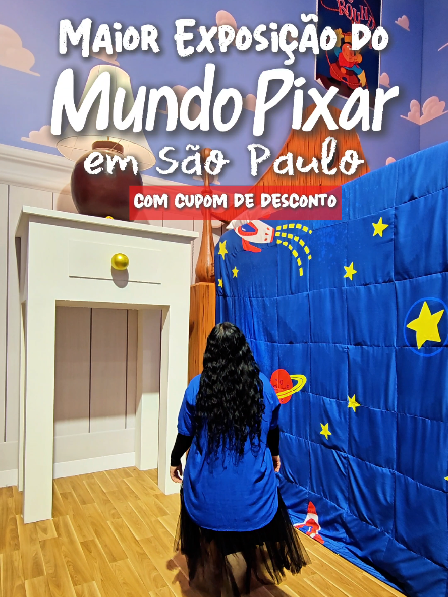 EXPOSIÇÃO MUNDO PIXAR 2025 EM SÃO PAULO – No Shopping Center Norte ➡️ CUPOM: SAOPAULOSEMMESMICE10 – Ganhe 10% de desconto nas compras pelo site e app da @feverbr. 🎬 O @mundopixarbr retorna a São Paulo com a maior exposição já realizada no Brasil, em cartaz no estacionamento do Shopping @centernorte_. ✨️ São 3.500 metros quadrados com 14 salas temáticas de 12 animações, incluindo 5 novos cenários inéditos! ▶️ Um ótimo passeio para curtir nas férias de julho com as crianças em São Paulo. ☑️ Confira as animacões do Mundo Pixar, por ordem de visitação (não é possível retornar para uma sala anterior): 1. Vida de Inseto 2. Os Incríveis 3. UP! Altas Aventuras 4. Red – Crescer é uma Fera 5. Procurando Nemo 6. Elementos 7. Monstros S.A. 8. Divertidamente 2 9. Viva – A Vida é uma Festa 10. Luca 11. Carros 12. Toy Story 🧸 Outra atração da exposição é a loja com produtos oficiais da Disney Pixar. 🎫 Ingressos: de R$ 45 (meia-entrada durante a semana, antes das 17h) a R$ 145 (inteira nos finais de semana). ➡️ Use o cupom SAOPAULOSEMMESMICE10 e garanta 10% de desconto na compra antecipada pelo site ou app da Fever. 🕣 Funcionamento: Terça a domingo e feriados, das 10h às 21h. ✔️ Ingressos com horário marcado. 🗓 Datas disponíveis até 31/08/2025. 📌 Shopping Center Norte – Av. Otto Baumgart, 245  - Vila Guilherme , SP (Saída próxima ao restaurante Fogo de Chão). ✅️ Gostou da dica? Salve e compartilhe com quem vai amar esse passeio! 🤩 Já visitou? Qual foi o seu cenário favorito? Conta nos comentários! #mundopixar  #FeverAmbassador #oquefazeremsp  #mundopixarbrasil  #ondeiremsp  #dicassp 