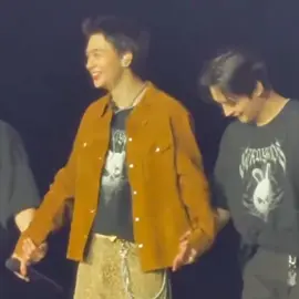 They started holding hands, Hyunjin fixed his jacket, Lee Know reached for Hyunjin’s hand again, he interlocked their arms, then held Hyunjin’s hand again and didn’t let go #hyunjin #leeknow #hyunho #fyp #هيونهو #هيونهور 