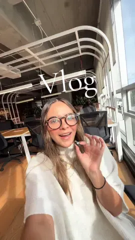 Un día trabajando en finanzas! Vlog 📈👩🏻‍💻✨💻☕️ Que les gustaría ver o saber de mi trabajo?  #Vlog #dailyvlog #corporatelife #dayinmylife #dayroutine #startup #corporatebaddie #officeoutfit #oficina #blog  
