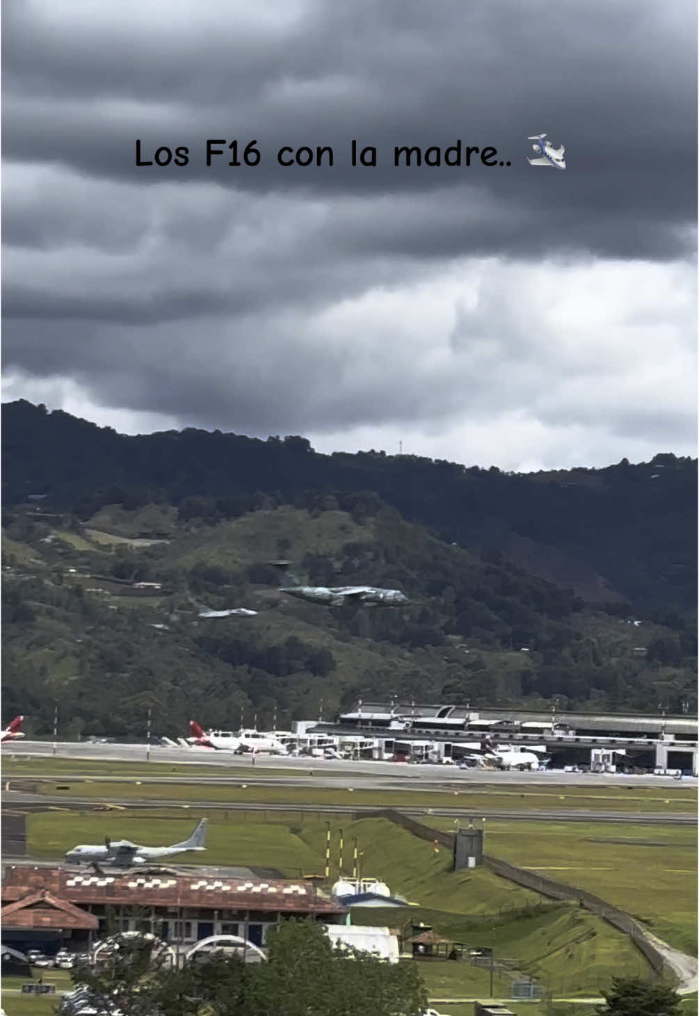 La fuerza aérea tomándose el Aeropuerto José Maria Córdova 📍🛸 #f16 #revistaaereacolombiana2025 