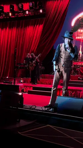 A la niña de ocho años que estaba enfrente de mi le dijo con esta canción “si aguantas de pie “ 👏🏻👏🏻👏🏻 le hizo la noche un día antes fue su cumpleaños #bunbury #enriquebunbury #rock #alfinal #desdelabarticueva #barticueva #tiktok #parati #alic 