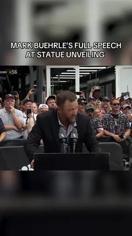Mark Buehrle addresses the crowd at his statue unveiling #whitesox #MLB 