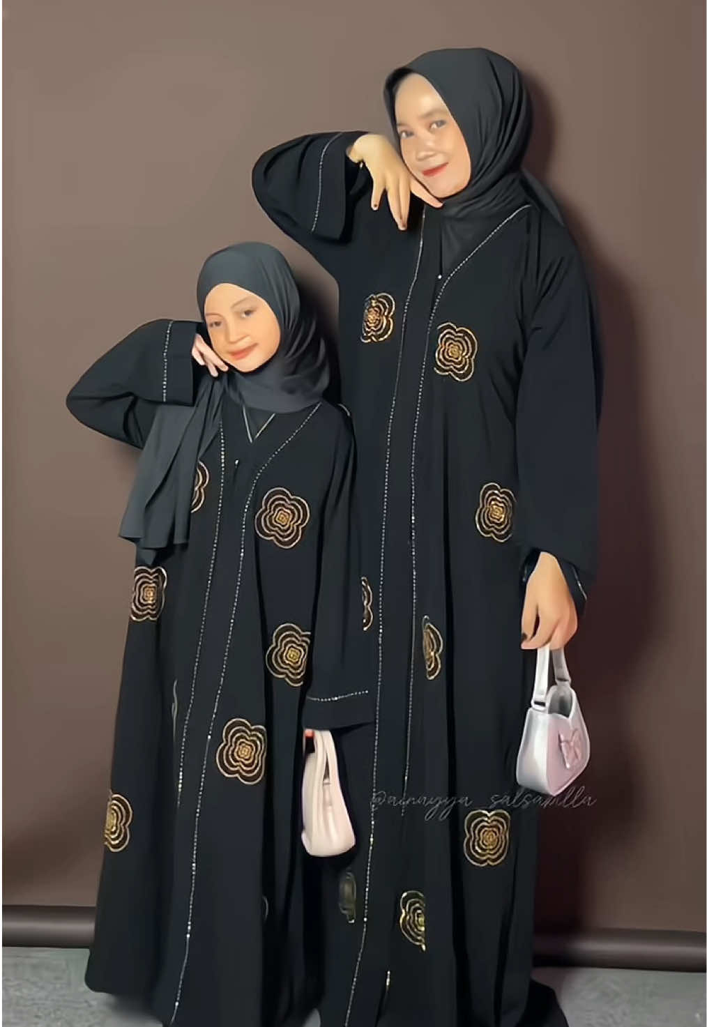 Gemessh bgtt sii dibikin couple gini motif mawar goldnya bikin tampil menyalaaa🔥🔥🫶🫶💕💕#Abaya #Abayacouple #Abayastyle #Abayadubai #Abayaarab 