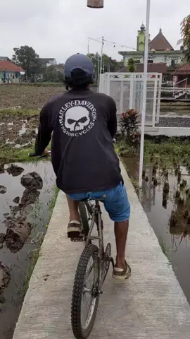 Asiknya Bersepeda