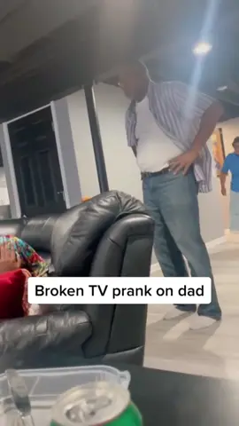Broken TV prank on dad🤣🤣#funnyvideos #funnytiktok #foryou #viral #trend #tiktok #TV #broken #angry #prank #fyp #fypシ 