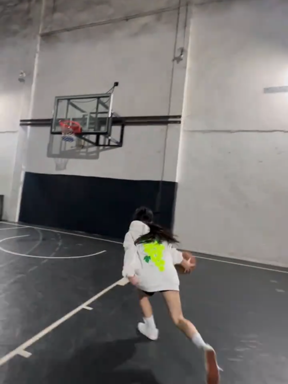 Do you still remember the name of the girl who is the best at basketball in the class? #streetbasketball #campusbasketball #funny #ipandafashion #classybear #crazypanda #basketballgirl 