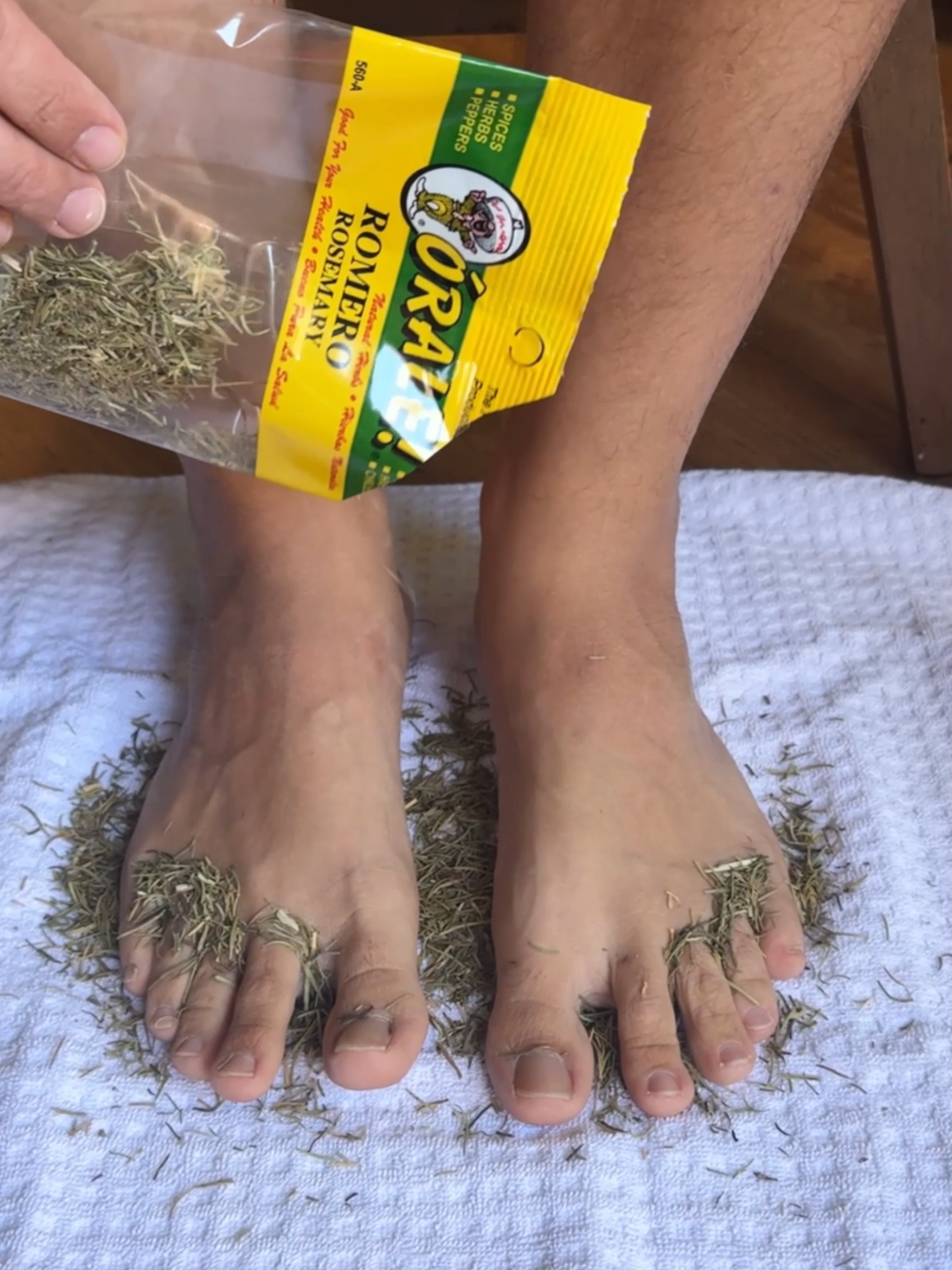 Put rosemary on your feet before bed and watch this! 💤🌿#foot #LifeHack #homeremedies