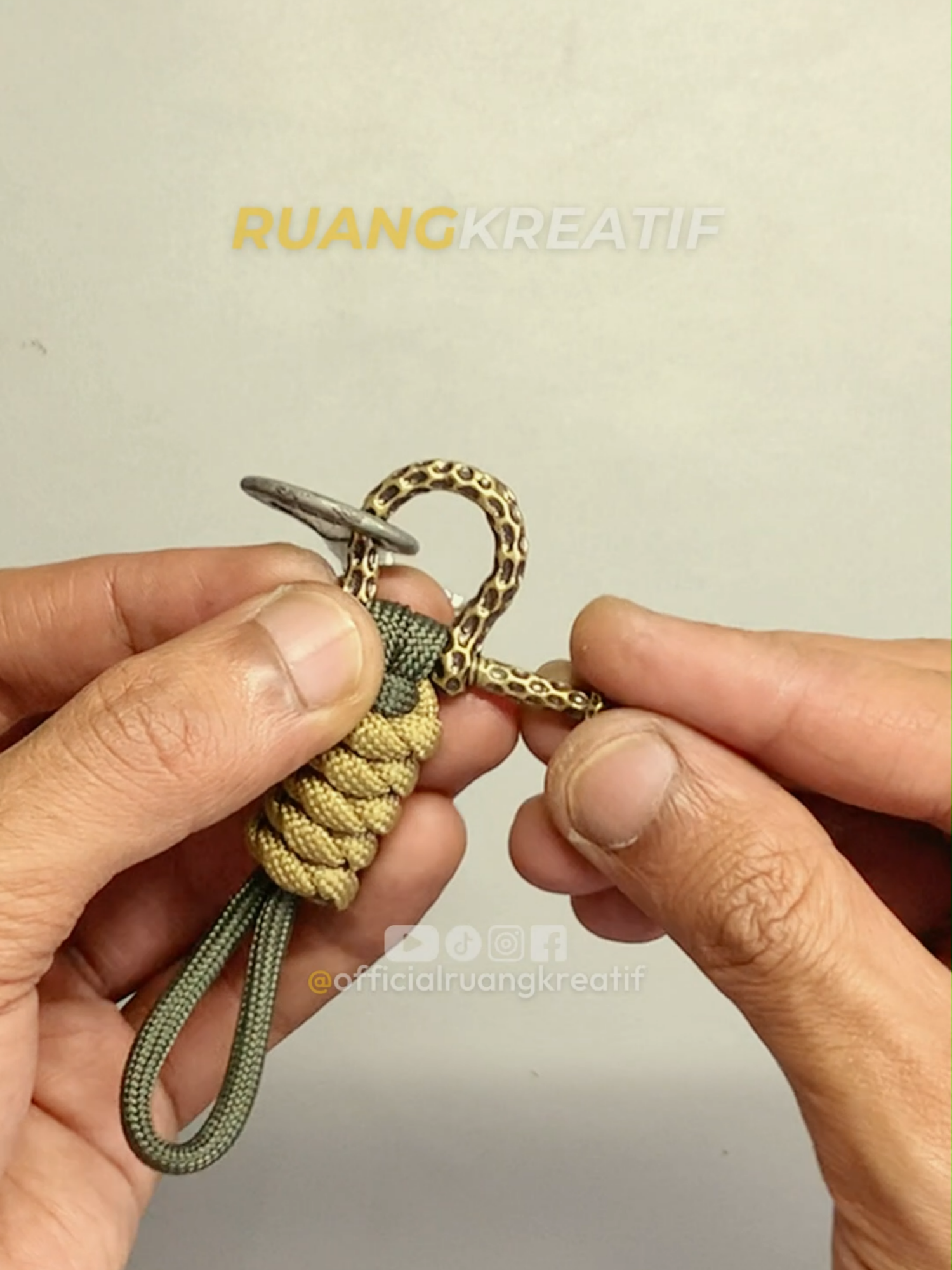 Paracord Keychain Don't miss any steps Watch the video on my youtube channel Leave a comment, share, like and subscribe Have fun creating Thank You.. #paracord #paracordknot #paracord550 #paracordtutorial #paracordprojects #knot #DIY #rope #howto #craft #ropeknot #handmade #kerajinantangan #handicraft #handstrap #ruangkreatif #phonestrap #lanyard #paracordkeychain #keychain