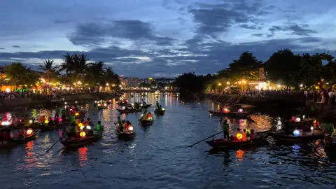 “Phố cổ Hội An lúc chiều tà như một bản tình ca không lời, khiến người ta chỉ muốn lặng im mà ngắm.” #hoian#danang 