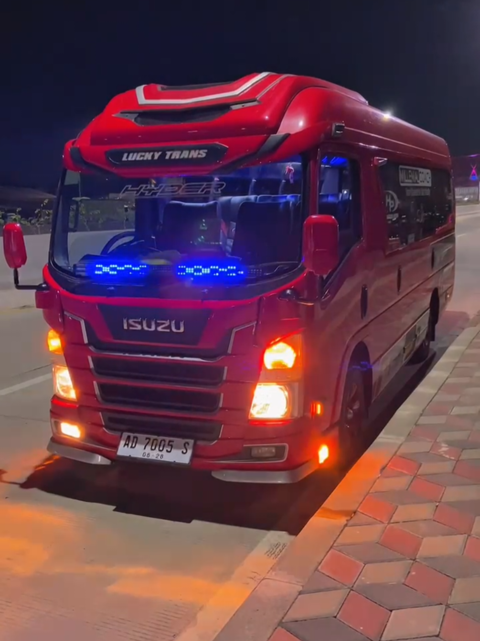 Ready For Rent🤙 ELF GIGA 21 Seat RSV: 089522957312 #sewamobilsolo #rentalmobilsolo #rentalmobil #elfgiga #elfmania #isuzuelf #rentalmobil #solo #solo24jam🌻 #driver #drivermuda #drivermudapunyacerita #fypage #xyzbca #fypシ 
