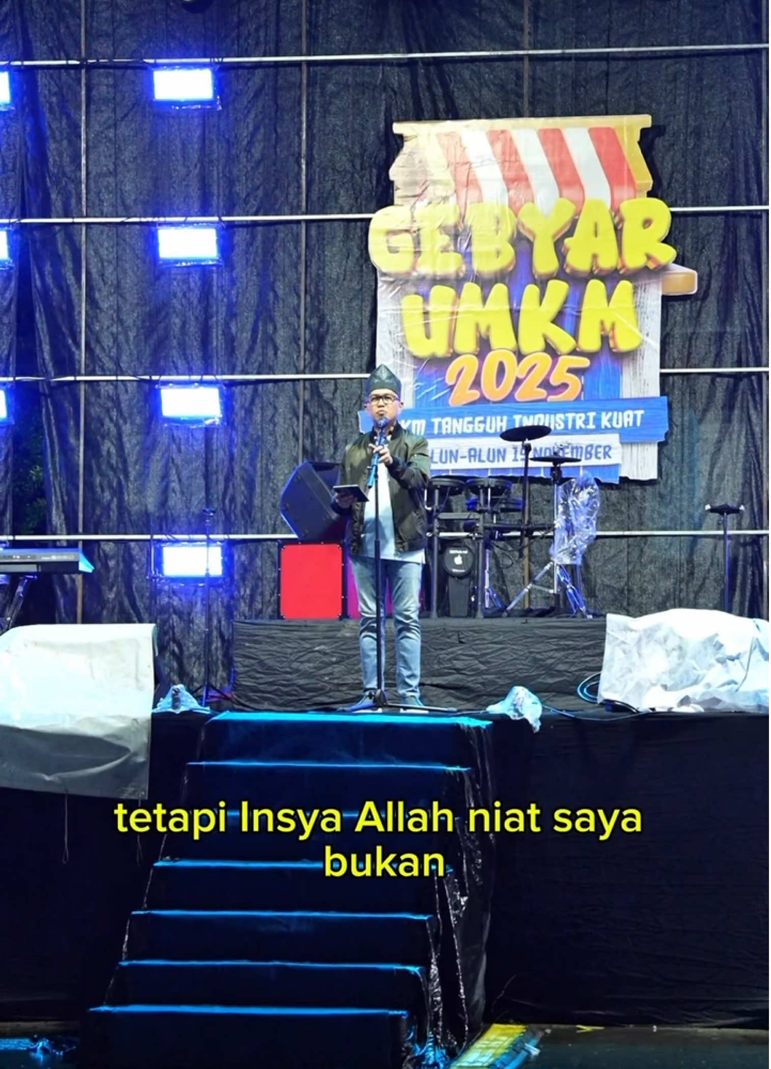 UMKM Tangguh, Industri Kuat – Untuk Kolaka yang Lebih Tertata dan Bermartabat.” . . Hari ini saya membuka Gebyar UMKM 2025 dengan penuh harap dan semangat. Di hadapan para pelaku UMKM yang saya hormati, saya ingin menyampaikan bahwa keputusan untuk merelokasi rekan-rekan dari area depan rumah adat Kabupaten Kolaka bukanlah bentuk pengkerdilan. Justru sebaliknya, ini adalah upaya penataan demi wajah kota yang lebih rapi, tertib, dan indah rumah besar kita bersama. . . Saya paham, langkah ini sempat menuai kritik, bahkan cemooh di ruang publik. Namun sejak awal, niat saya tak pernah berubah: bagaimana menciptakan ruang yang adil, nyaman, dan layak untuk para pelaku UMKM agar bisa terus tumbuh. Saya tidak tinggal diam. Saya melakukan intervensi langsung kepada dinas-dinas terkait dan juga perusahaan-perusahaan yang berinvestasi di Kolaka, untuk menjalankan kewajibannya melalui dana Imperamental Social Government (ISG). Ini adalah bentuk keberpihakan dan keberanian kita dalam memperjuangkan pelaku UMKM bukan hanya di atas kertas, tapi melalui aksi nyata. . . Mari kita jadikan Gebyar UMKM 2025 bukan hanya ajang pameran, tapi momentum bersama membuktikan bahwa UMKM Kolaka memang tangguh dan siap menyongsong masa depan yang lebih kuat. . . #pemkabkolaka #kolakameambo #sultra #sulawesitenggara 