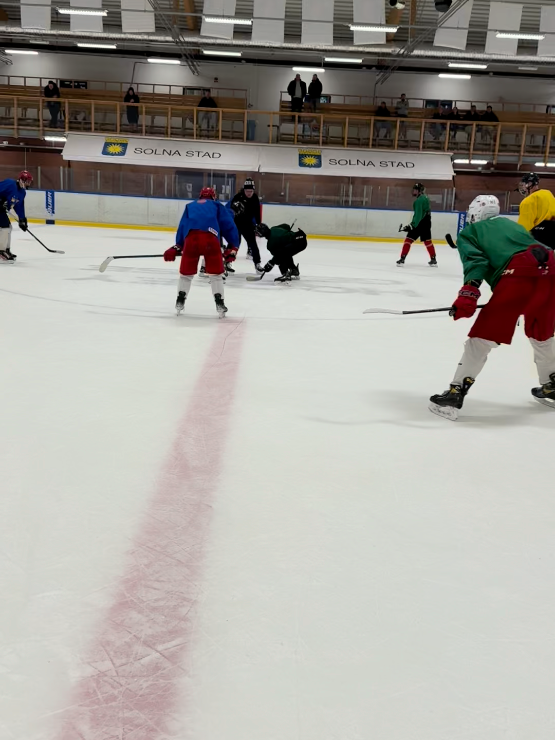 Vårt mest uppskattade koncept är “Game Day”. Spelare i olika åldrar och från olika klubbar möts i 1,5 timmesmatcher, och vinnarna belönas med en goodiebag. Mycket populärt! #ishockey #hockeyplayer #icehockey #hockeygame #hockeytime