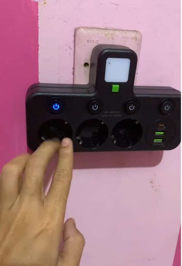 Praktis dan modern! Stop kontak ini dilengkapi 2 hingga 5 lubang colokan listrik serta 3 port USB untuk mengisi daya gadget sekaligus. Cocok untuk meja kerja, kamar, atau ruang keluarga. Tersedia dalam warna hitam dan putih, dengan tombol on/off untuk tiap colokan, menjadikan penggunaan lebih hemat listrik dan aman. #StopKontak #StopKontakUSB #StopKontakMultiOutlet #StopKontakModern #ColokanListrik #PowerStrip #ColokanUSB #ChargerCepat #StopKontakAman 