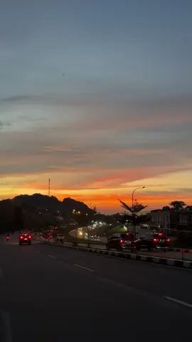 POV lu balik kerja di suguhi langit yang kaya gini 🙌🏼#sunset #sunsetvibes #senjasorehari #batam #batamtiktok 