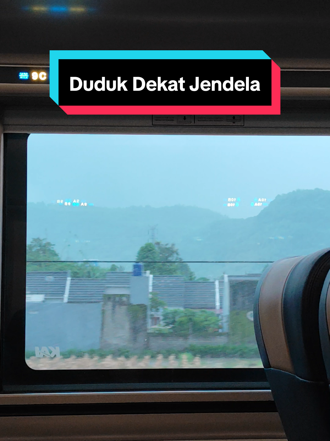 Duduk samping jendela di kereta memang menyenangkan sekali, semoga kedepan tidak ada hal yang membuat orang lain trauma duduk di dekat jendela saat naik kereta 🙌🏻 #keretaapi #keretaapiindonesia #jendelakereta 